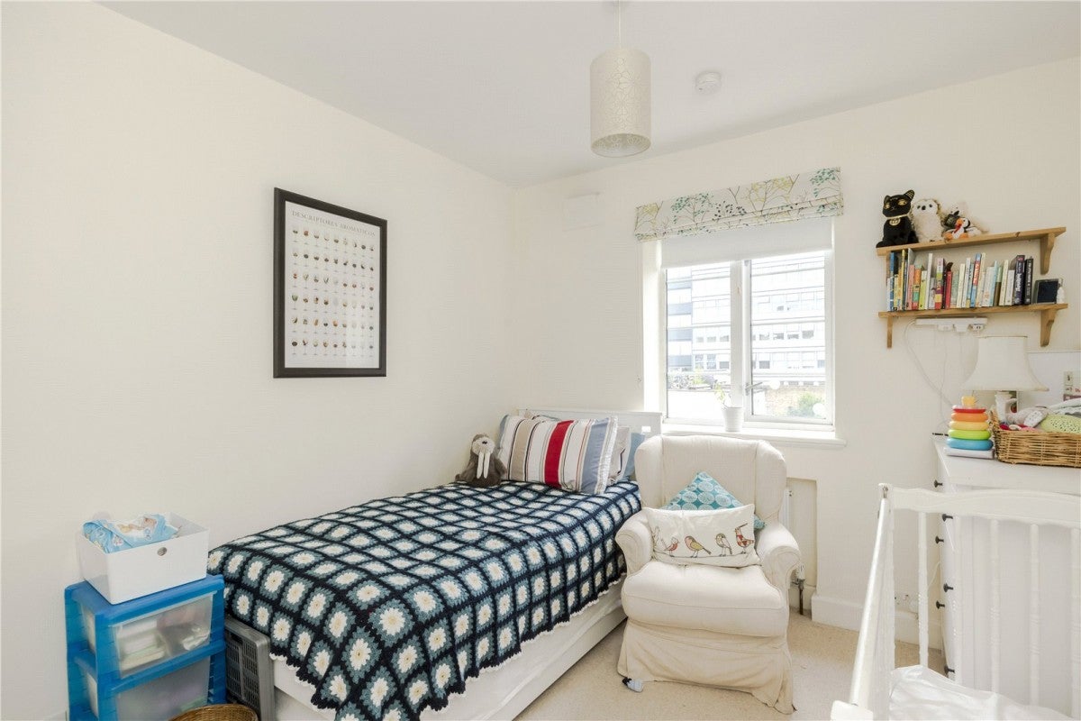 Flat Manor Court in Greater London