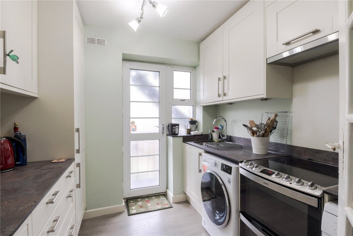 Flat Manor Court in Greater London