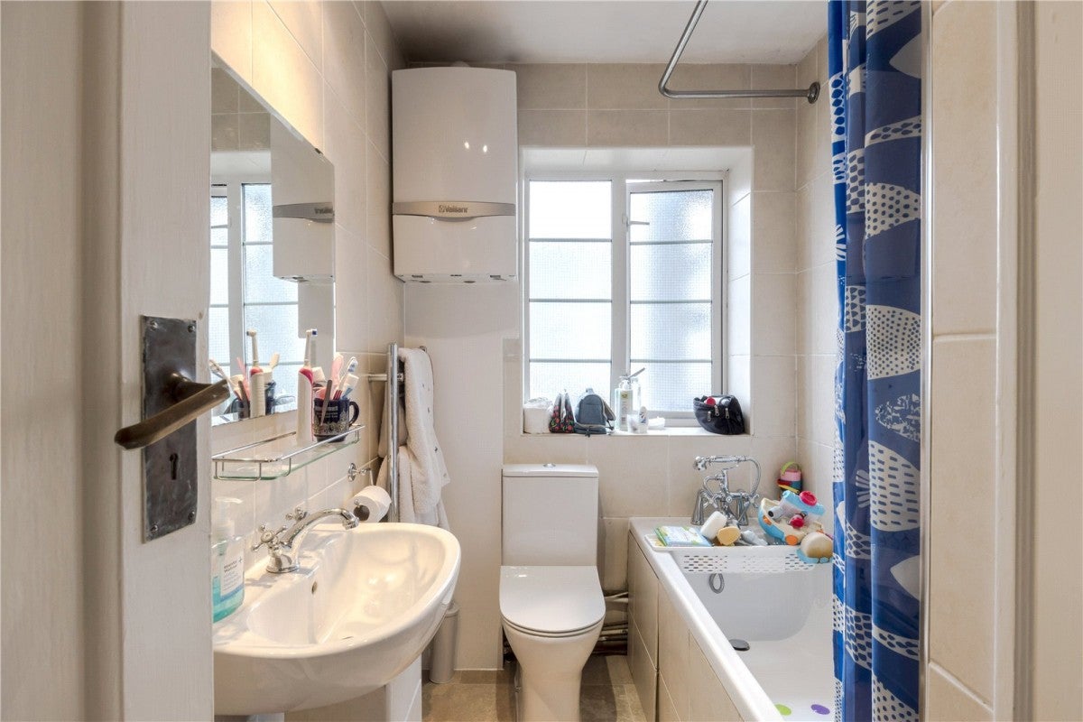 Flat Manor Court in Greater London