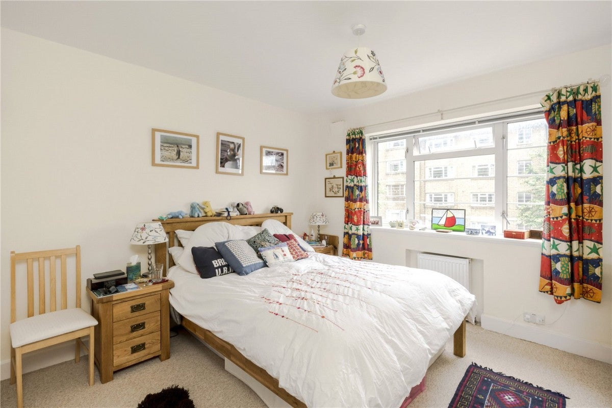 Flat Manor Court in Greater London