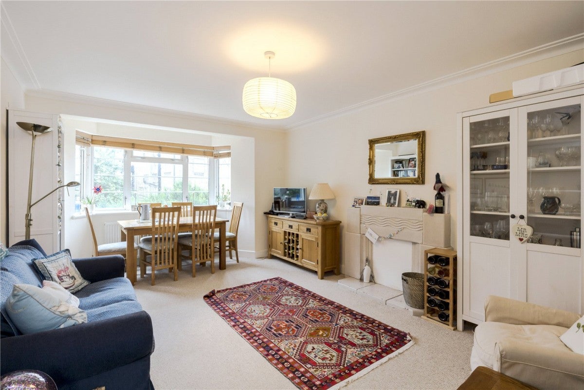 Flat Manor Court in Greater London