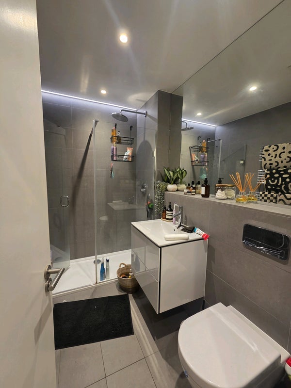 Room Kings Avenue in Greater London
