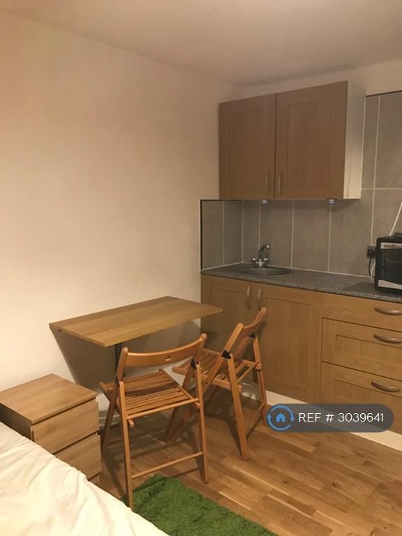 Room Shackleton Place in Milton Keynes