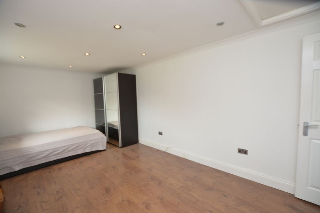 Flat Coppermill Road in Horton