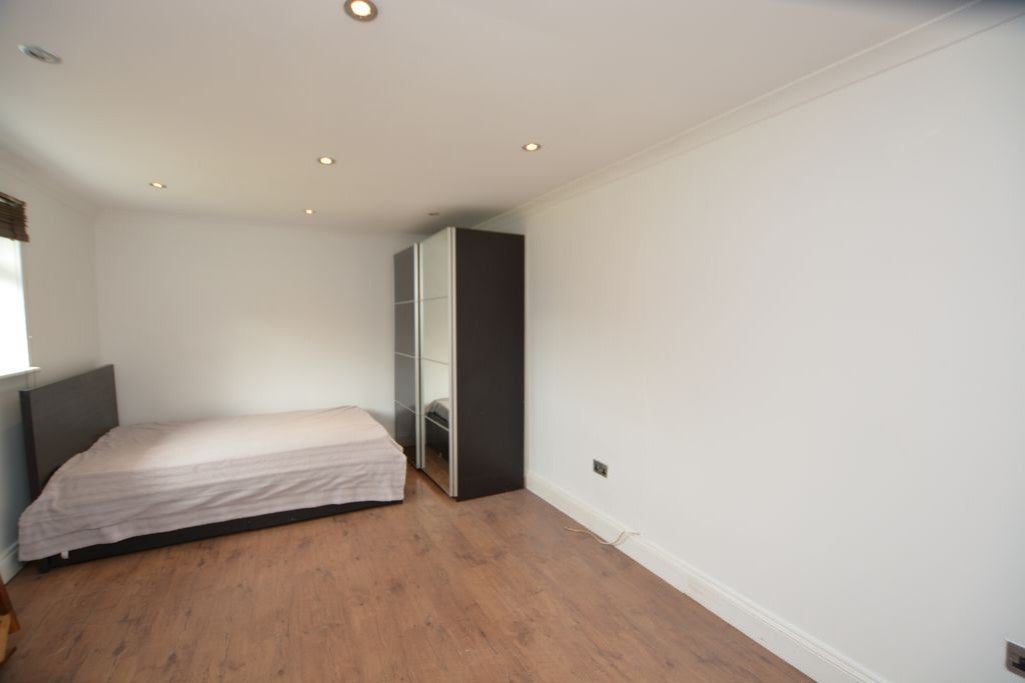Flat Coppermill Road in Horton