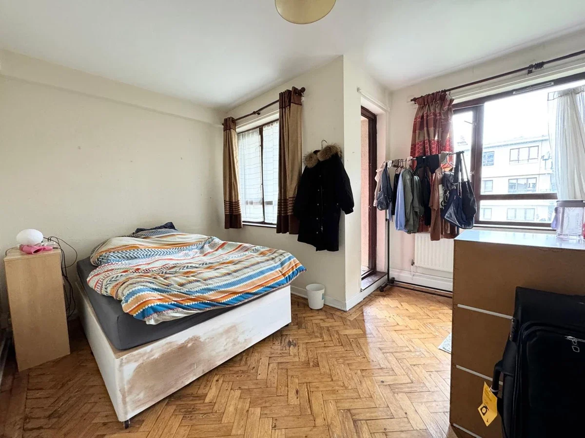 Flat Crowndale Road in Greater London