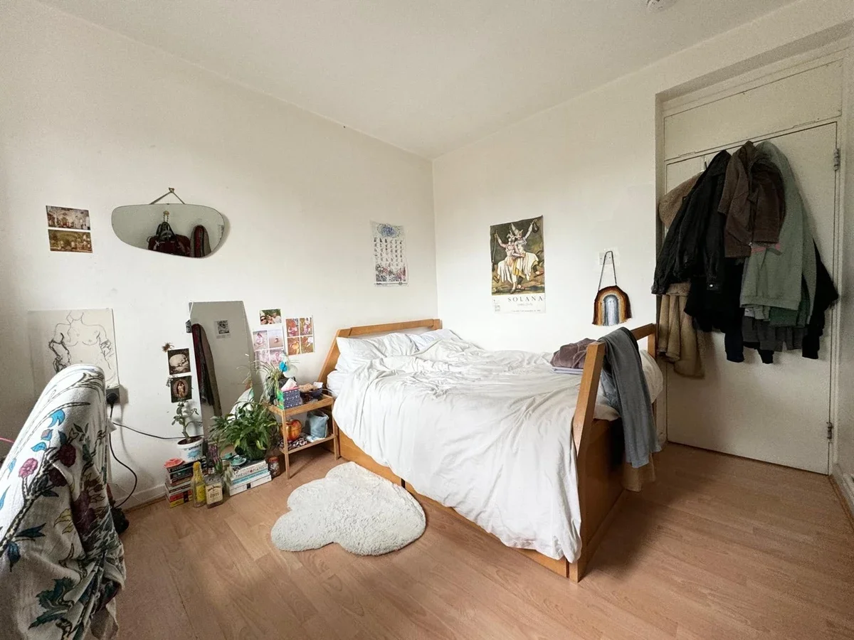 Flat Crowndale Road in Greater London