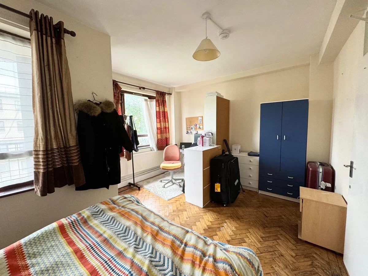 Flat Crowndale Road in Greater London