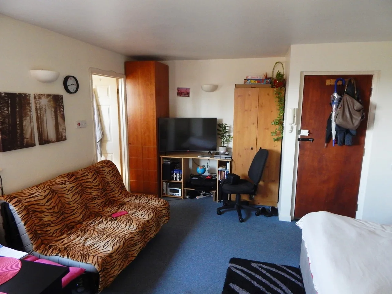 Flat Wandle Road in Greater London