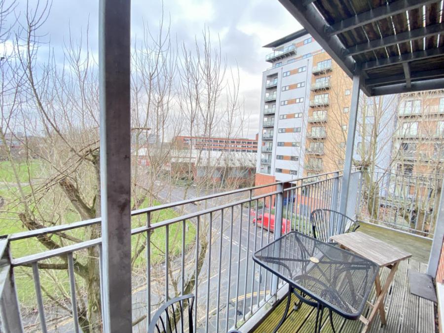 Flat Elmira Way in Salford