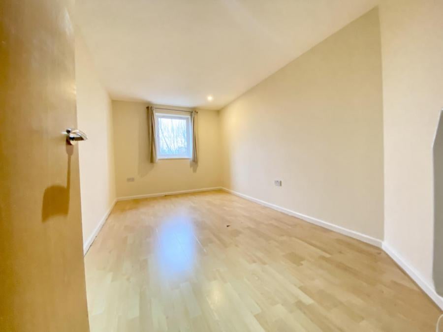 Flat Elmira Way in Salford