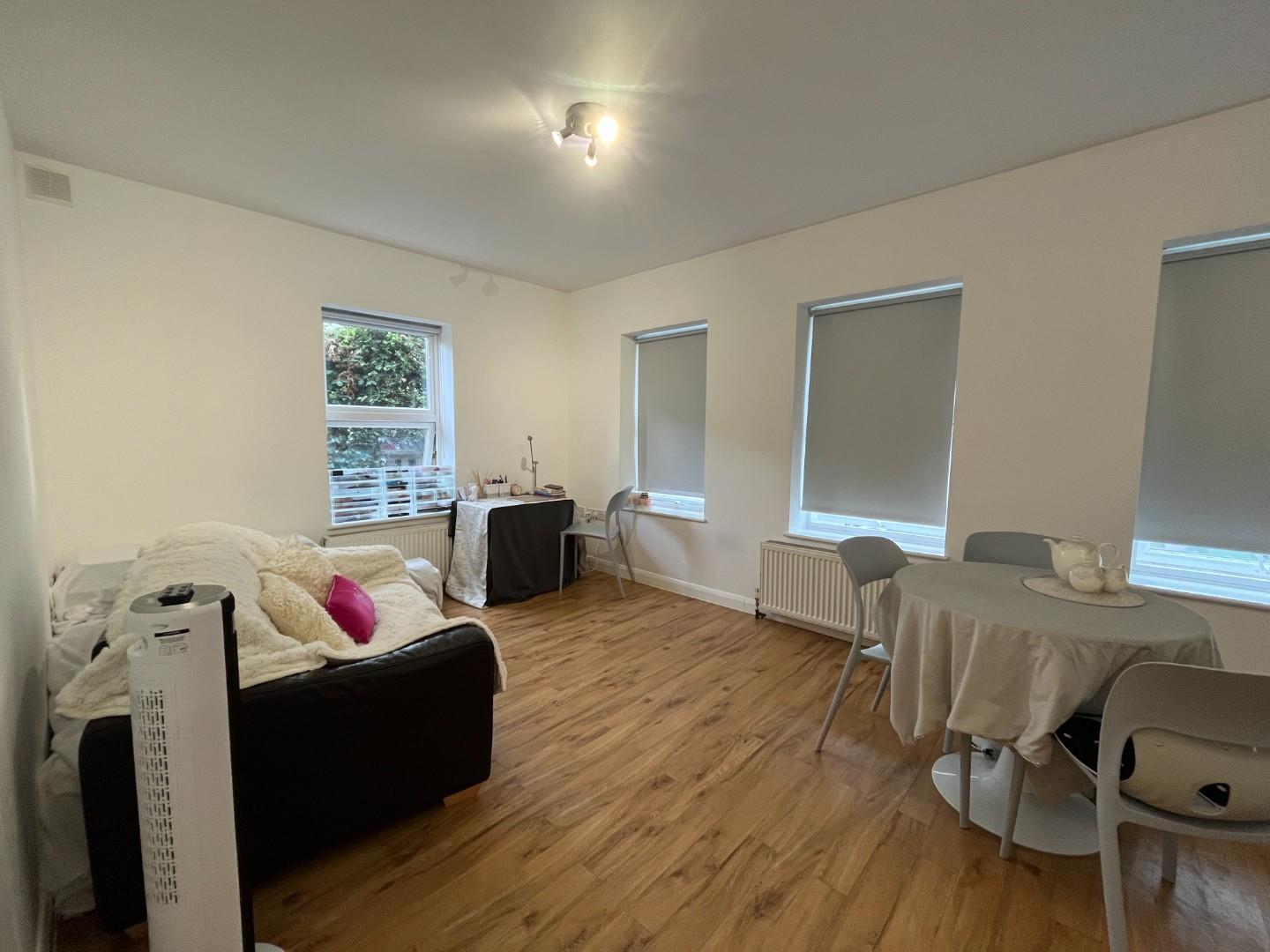 Flat Chestnut Grove in Greater London