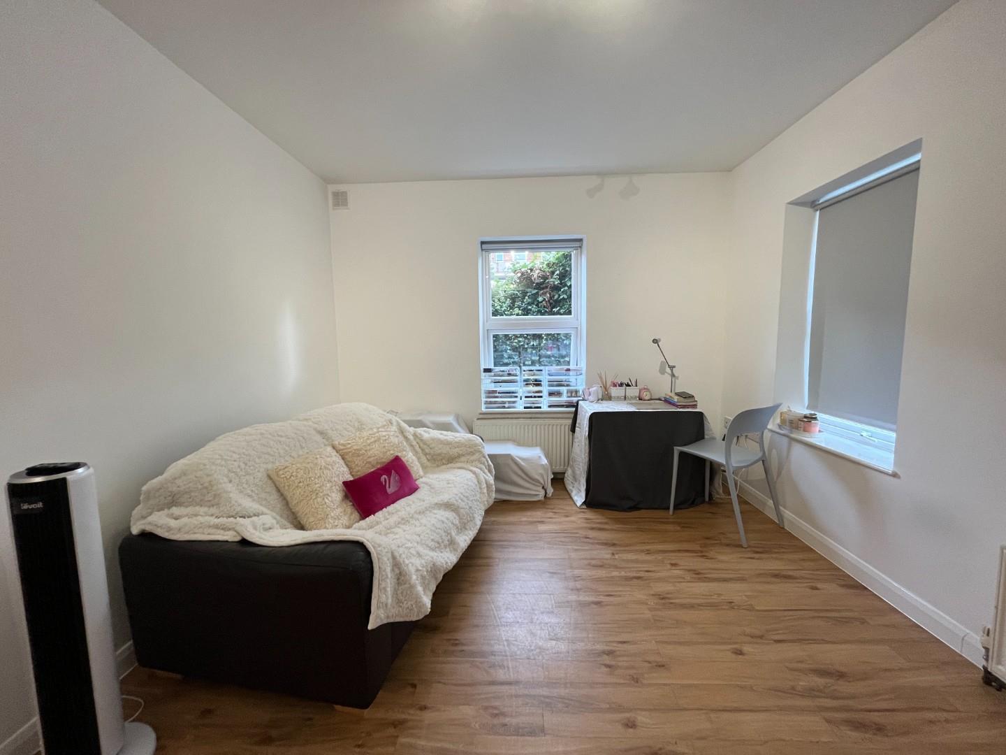 Flat Chestnut Grove in Greater London