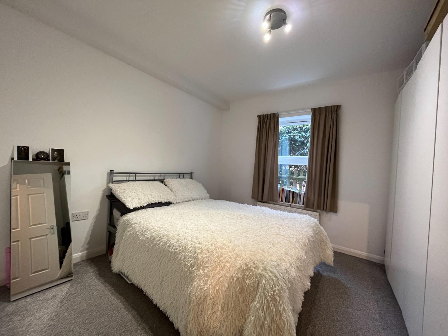Flat Chestnut Grove in Greater London