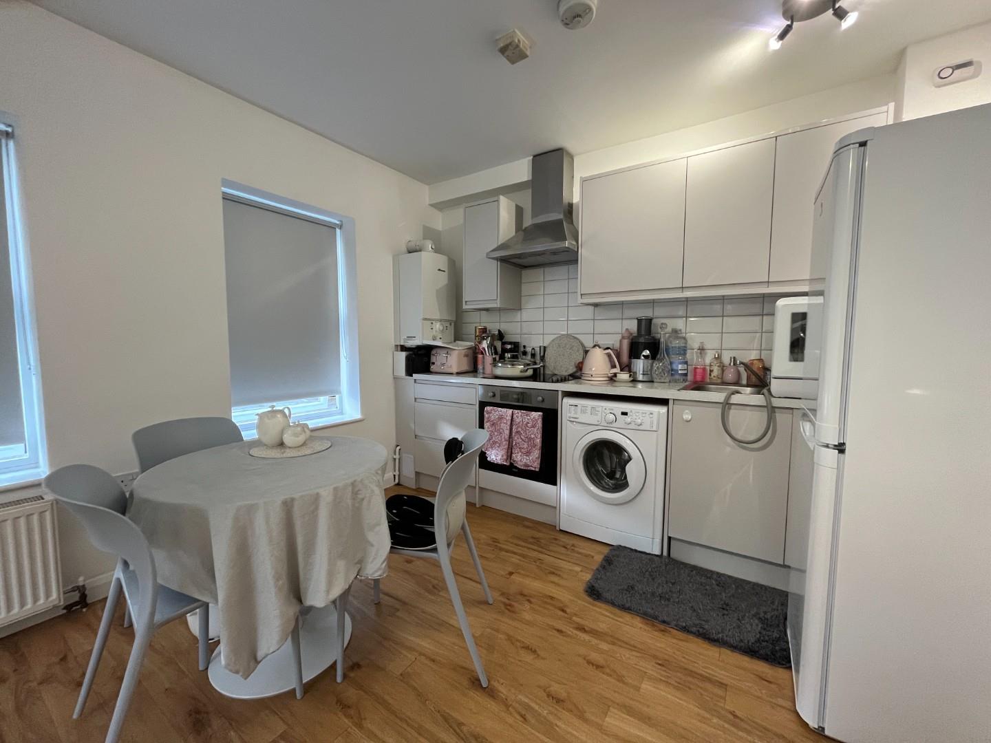 Flat Chestnut Grove in Greater London