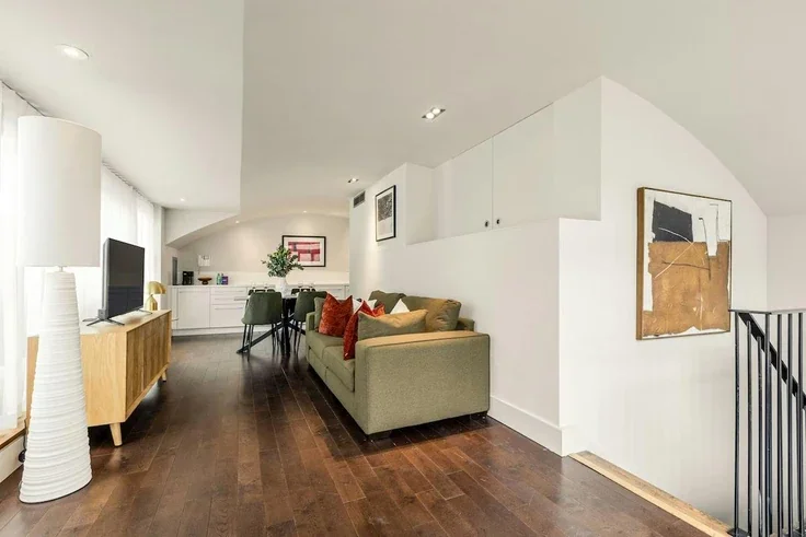 Flat Lower Thames Street in City of London