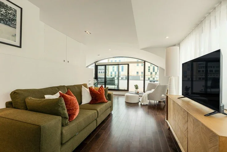 Flat Lower Thames Street in City of London
