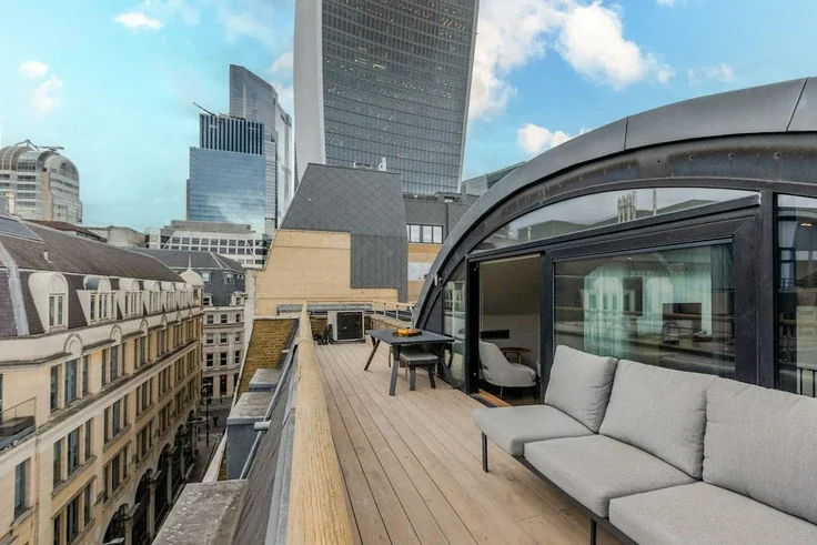 Flat Lower Thames Street in City of London