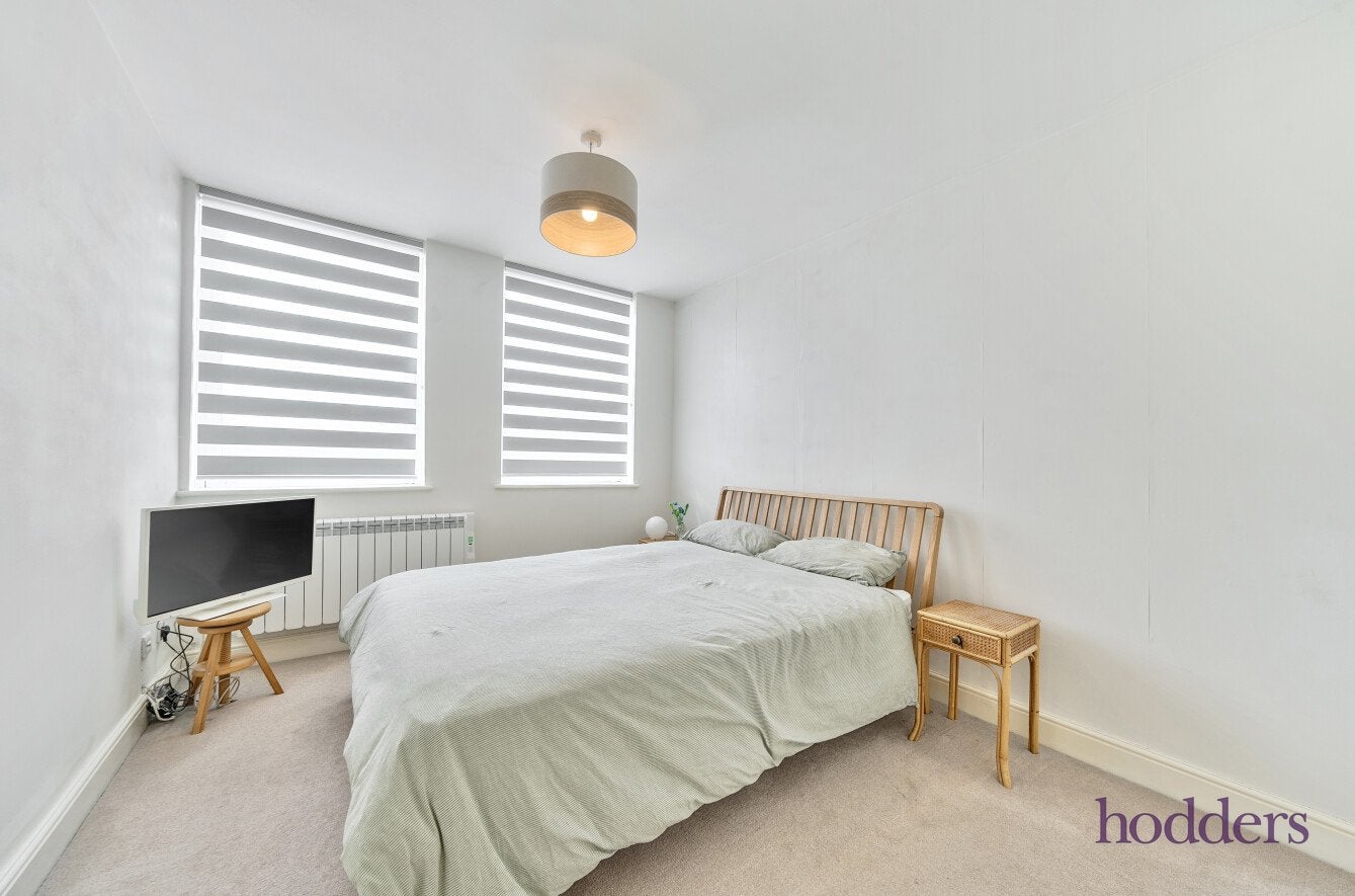 Flat Windsor Street in Borough of Runnymede