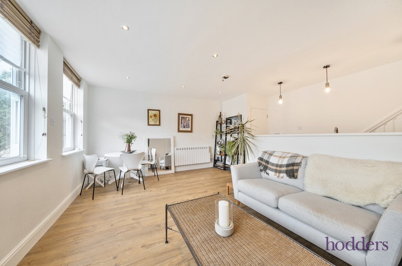 Flat Windsor Street in Borough of Runnymede