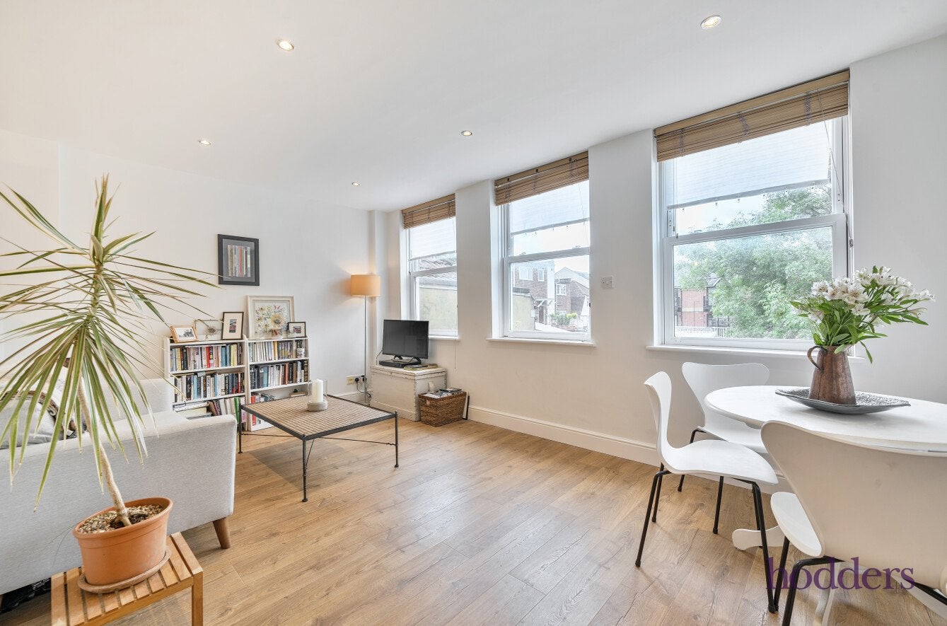 Flat Windsor Street in Borough of Runnymede