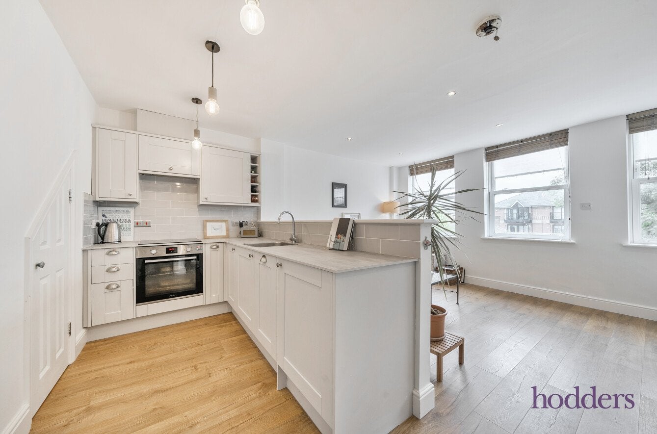 Flat Windsor Street in Borough of Runnymede
