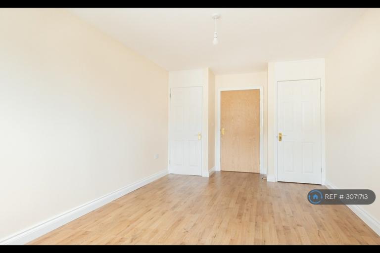 Flat Millennium Drive in Greater London