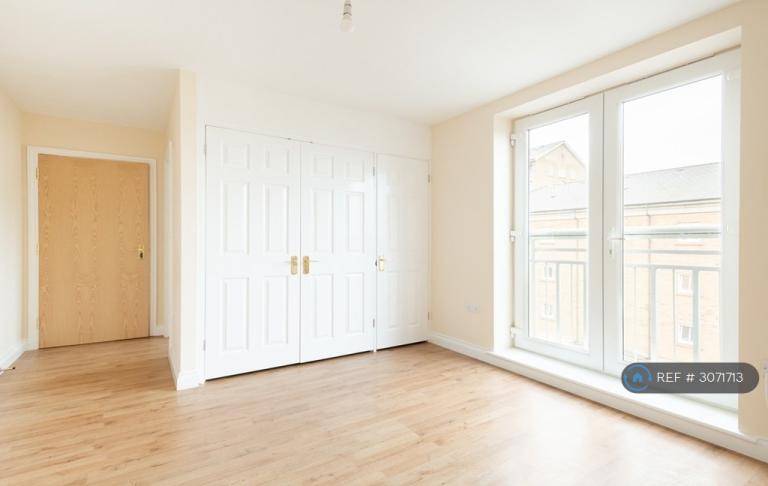 Flat Millennium Drive in Greater London