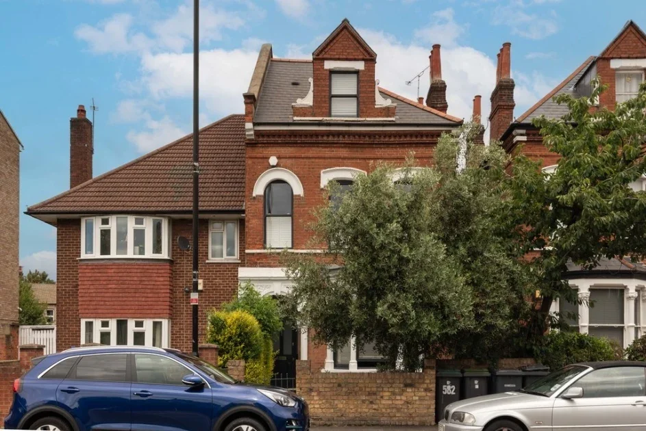 Flat Lordship Lane in Greater London