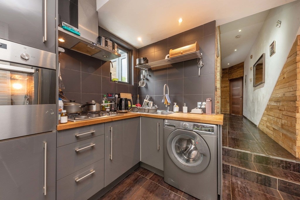 Flat Lordship Lane in Greater London