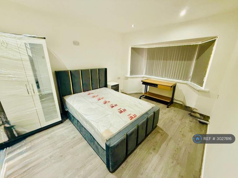 Room Beeches Road in Birmingham