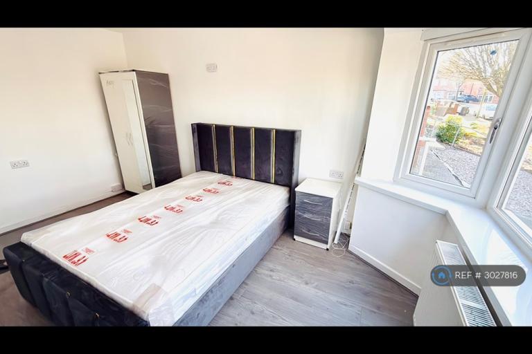 Room Beeches Road in Birmingham