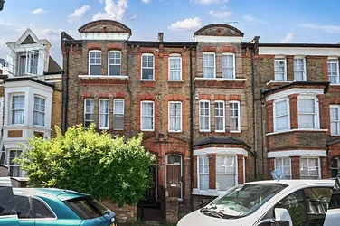 Flat Endymion Road in Greater London