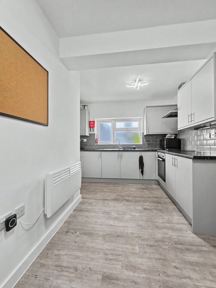 Room Cardiff Road in Watford