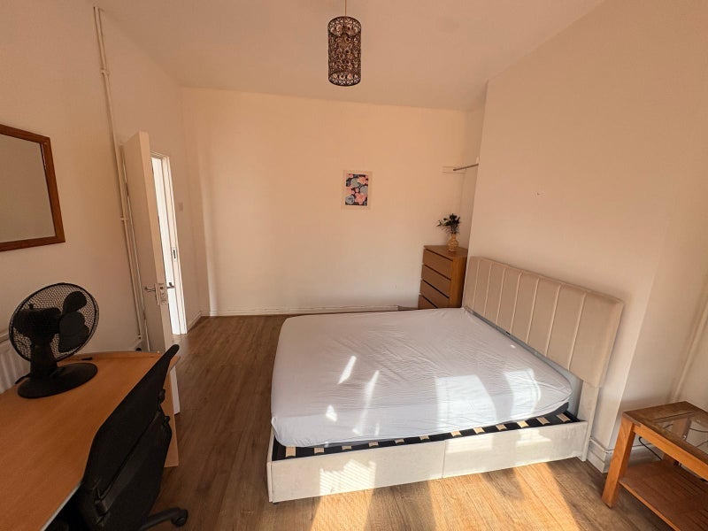 Room Drummond Road in Bristol