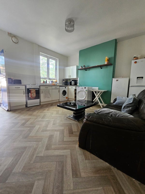 Room Drummond Road in Bristol