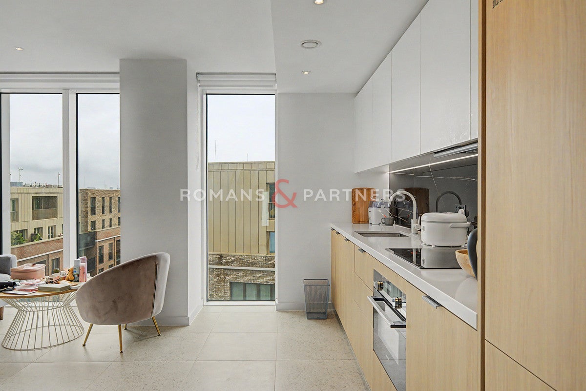 Flat Cendal Crescent in Greater London