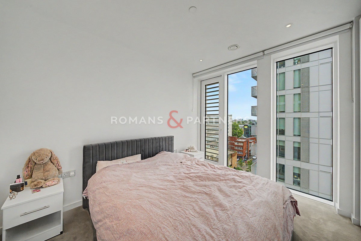 Flat Cendal Crescent in Greater London