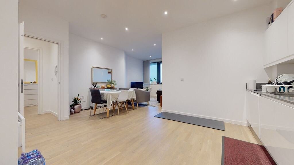 Flat Riverbank Way in Greater London