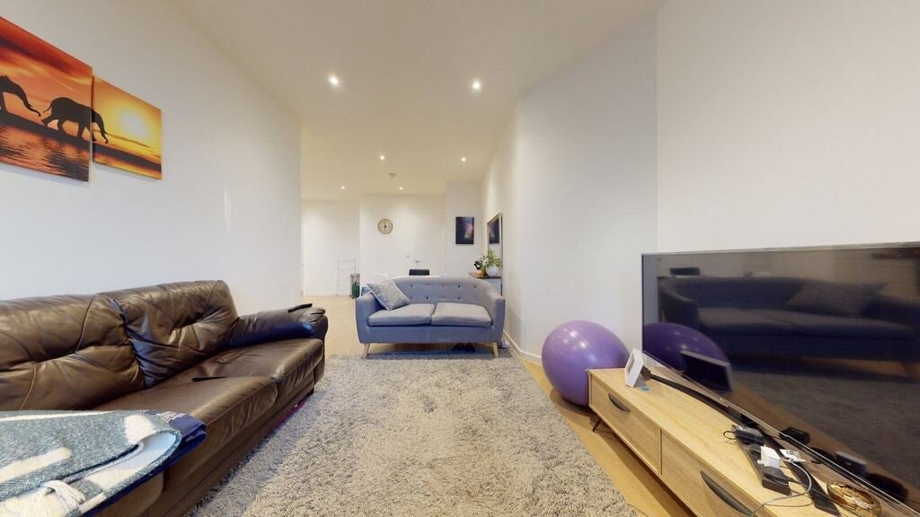 Flat Riverbank Way in Greater London