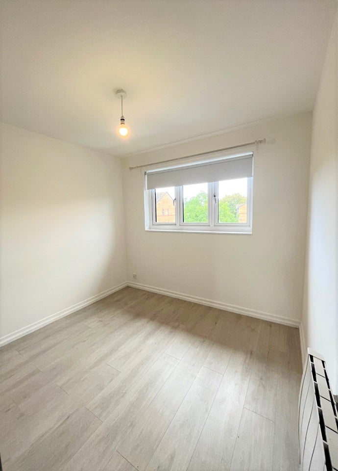 Flat Grilse Close in Greater London