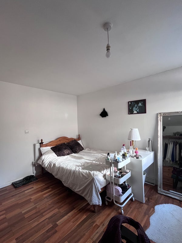Room Harrow Place in City of London