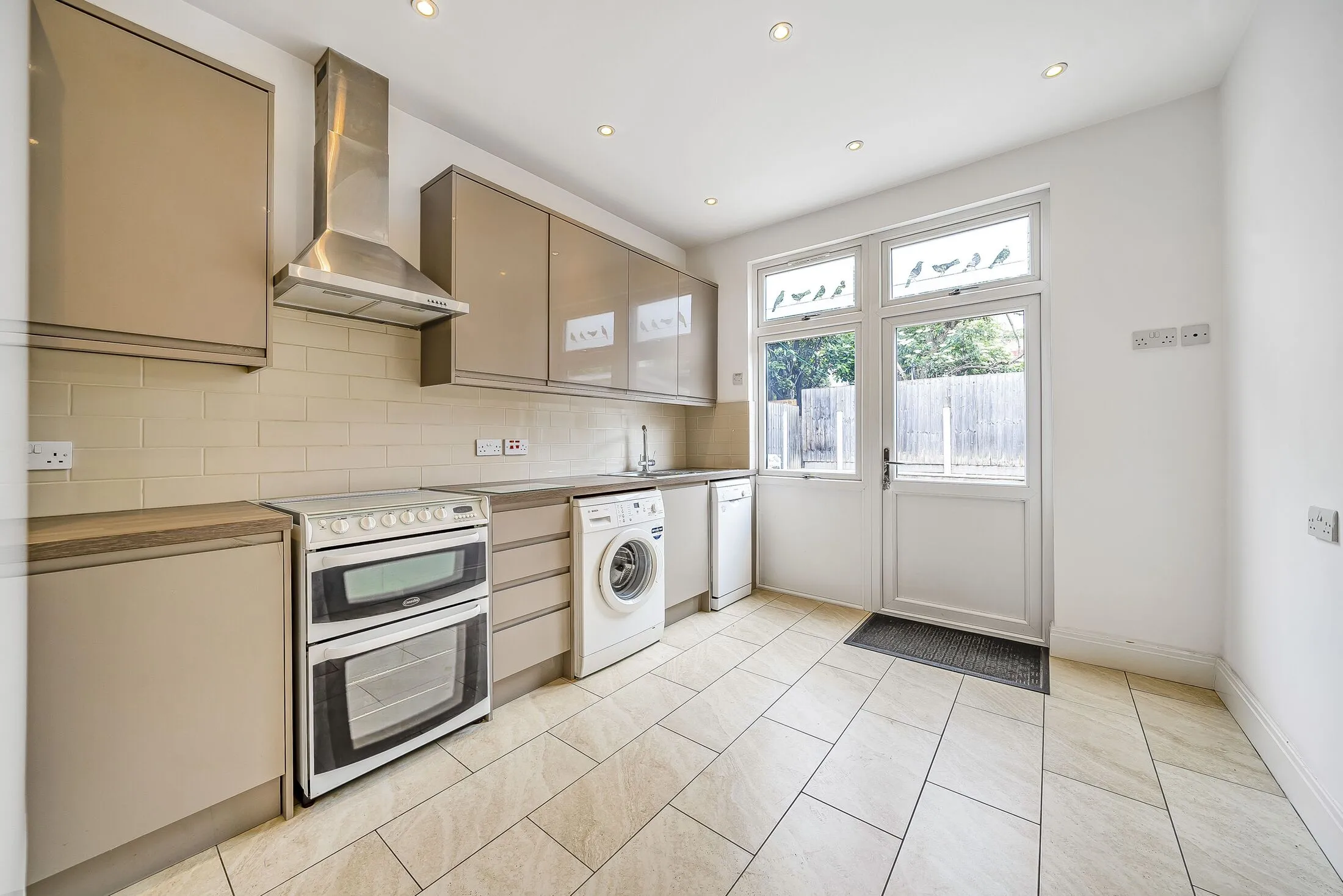 Flat Gassiot Road in Greater London