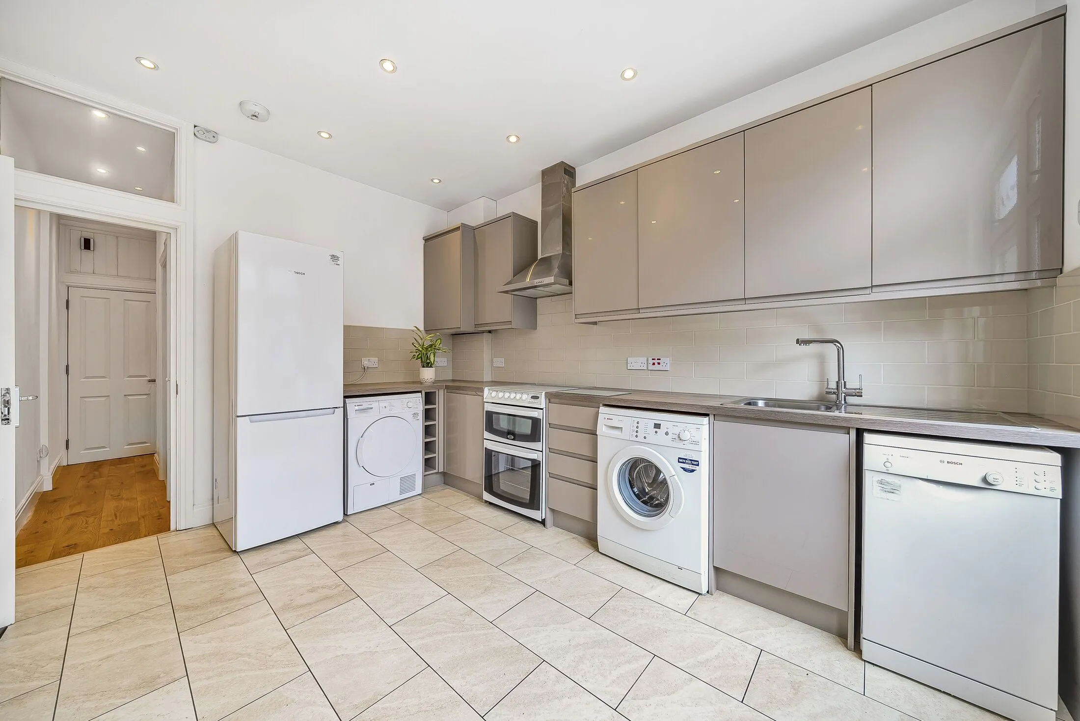 Flat Gassiot Road in Greater London
