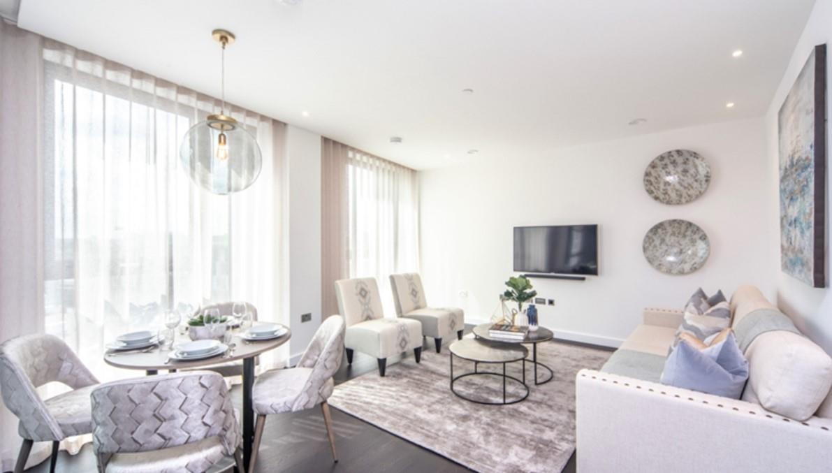 Flat Ponton Road in Greater London