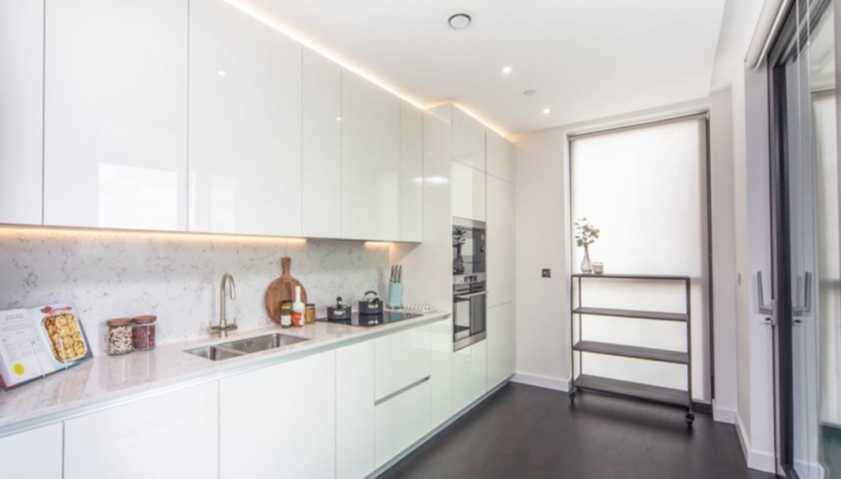 Flat Ponton Road in Greater London