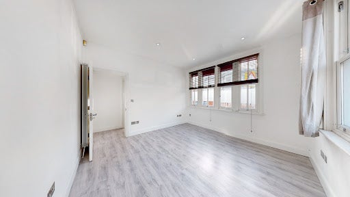 Flat Fielding Road in Greater London