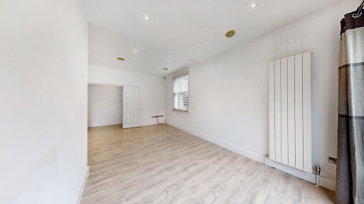 Flat Fielding Road in Greater London
