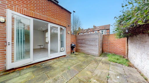 Flat Fielding Road in Greater London