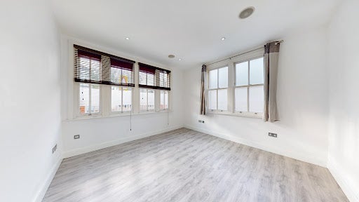 Flat Fielding Road in Greater London